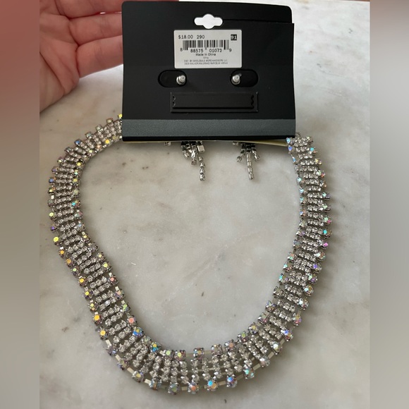 NWT- Earrings and Matching Necklace Set. Stunning jewel fashion jewelry set - Picture 4 of 5